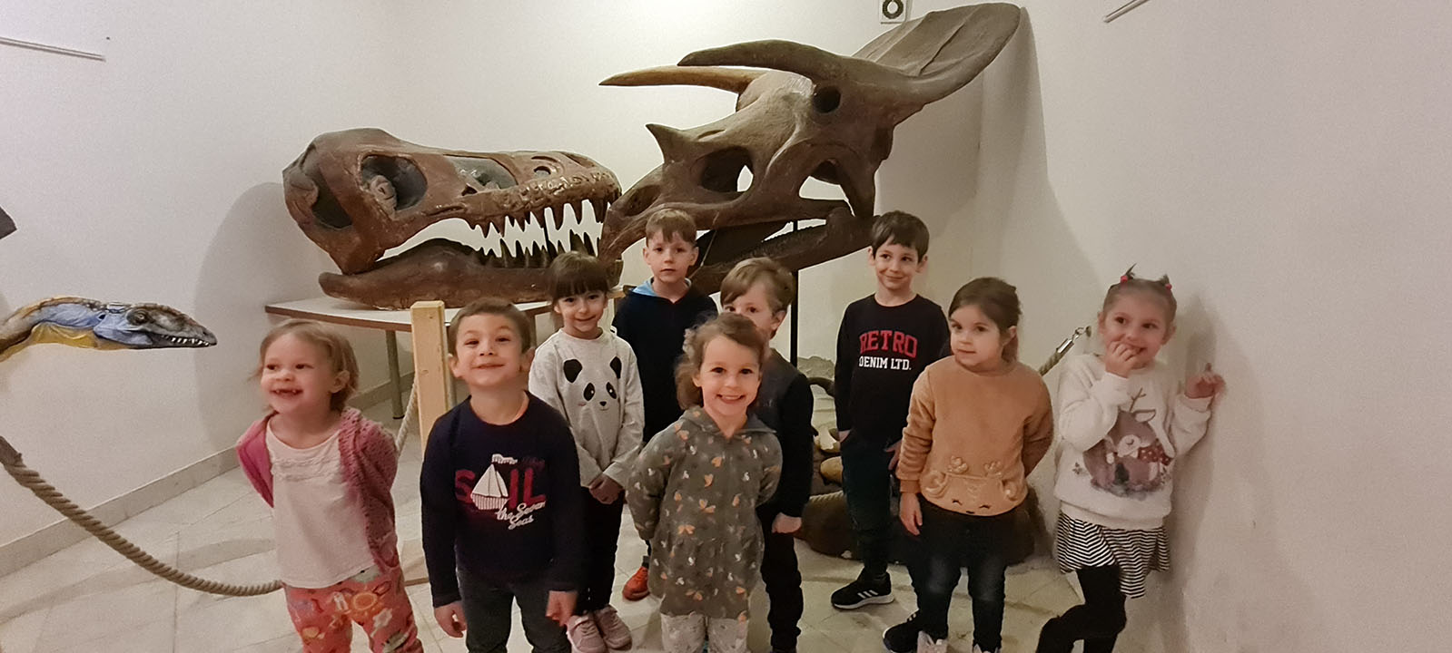 Föld napja: gyerekek dinoszaurusz csontok és koponyák előtt állnak