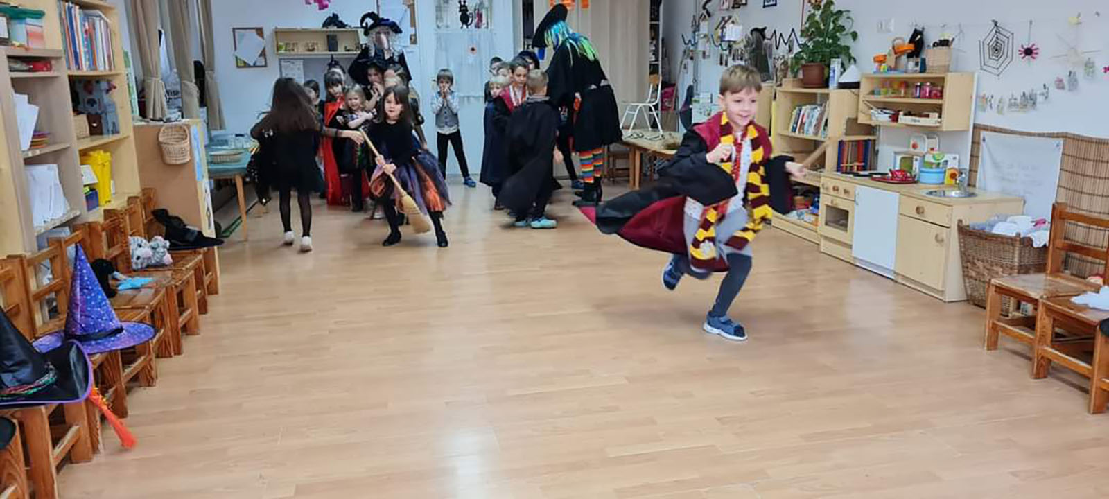 Farsang 2024: gyerekek boszis jelmezben táncolnak