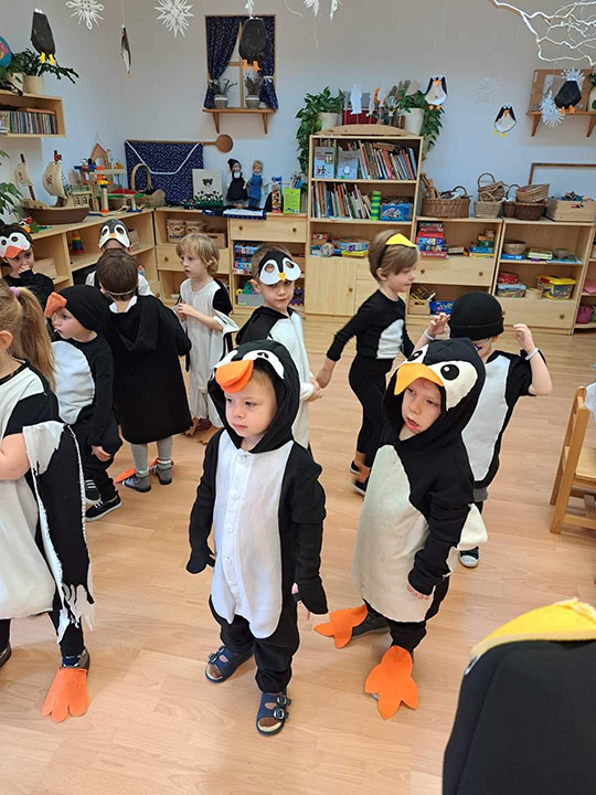Farsang 2024: gyerekek pingvines jelmezben csoportkép