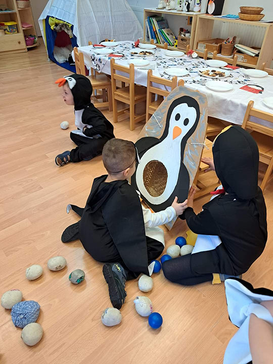 Farsang 2024: gyerekek pingvines jelmezben játszanak