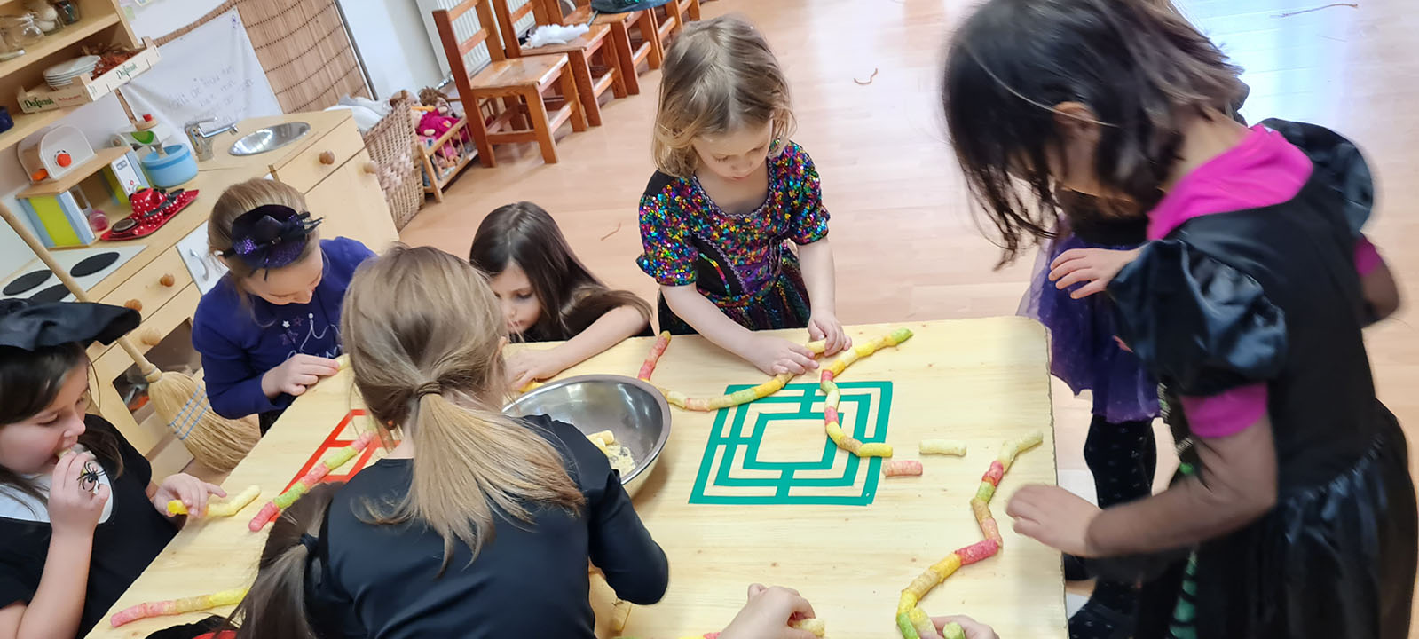 Farsang 2024: gyerekek cukorkás kígyót készítenek